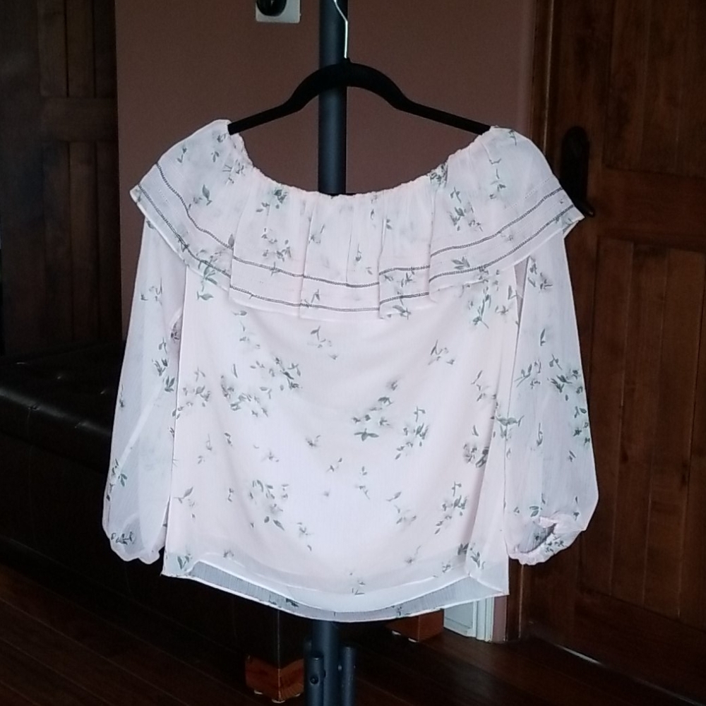 Charming Ruffle Top. - Picture 4 of 5